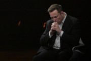 梦见经血特斯拉股价收涨超3%：特朗普无意沟通，马斯克父亲劝儿子低头