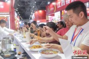 梦见经血“嗦粉”经济火热 中国多地“食力”出圈